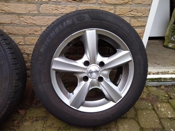 DEZENT-F 15 inch velgen met banden 4x108