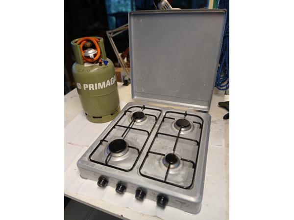 Gasfornuis en propaangasfles voor tijdelijk keukenwerk