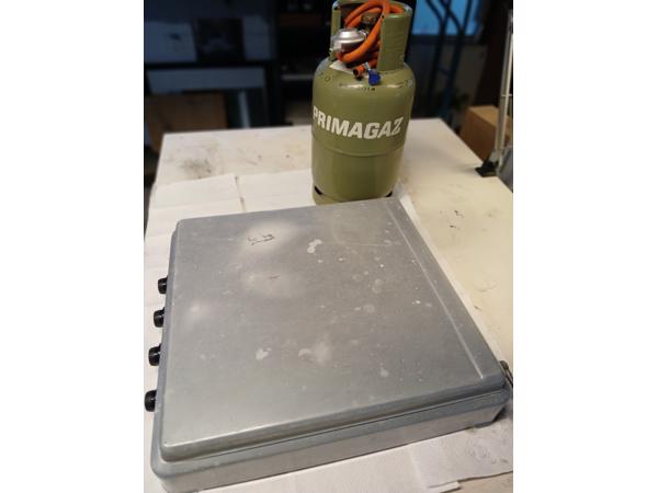 Gasfornuis en propaangasfles voor tijdelijk keukenwerk