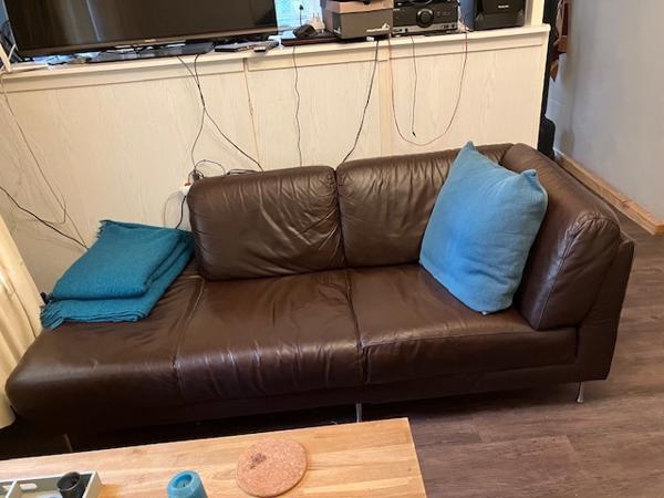 Tweetal banken en een hocker gratis op te halen