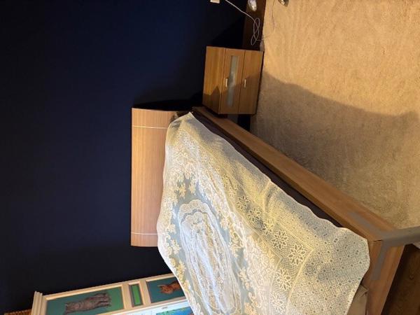 2-persoons bed met nachtkastje