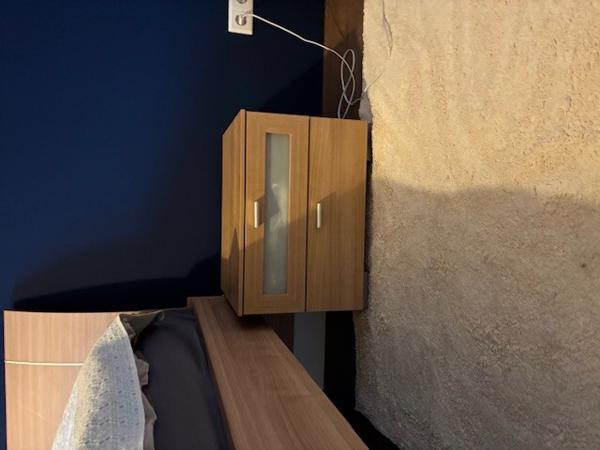 2-persoons bed met nachtkastje