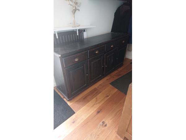 Zeer ruim dressoir