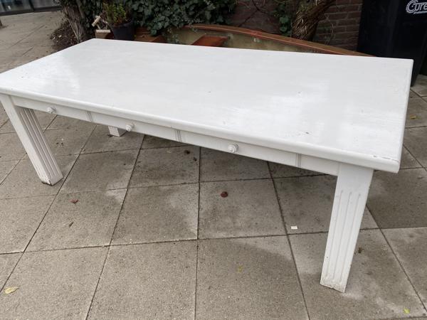 Witte robuuste tafel 223 cm lang bij 95 cm