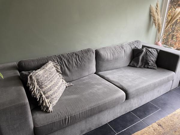 Grijze bank met loveseat