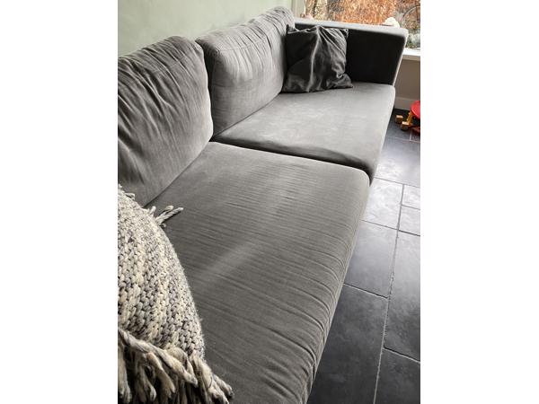 Grijze bank met loveseat