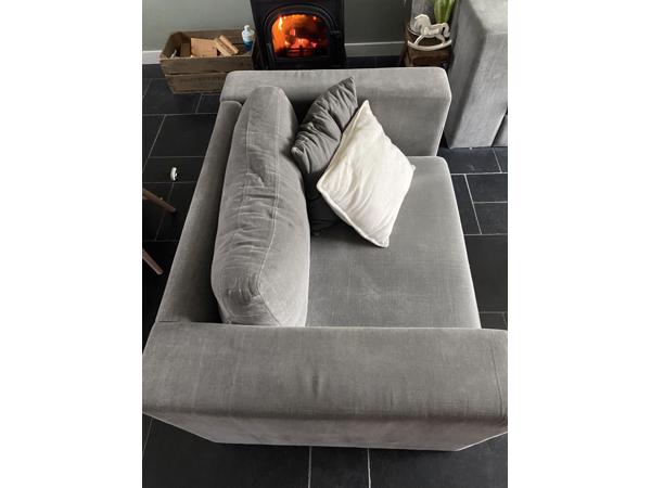 Grijze bank met loveseat