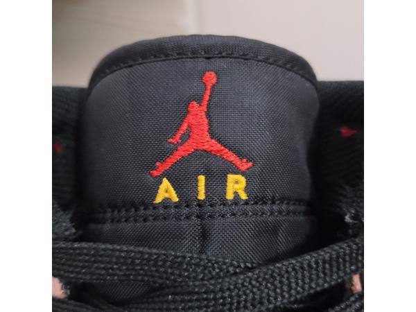 Nike Jordan 1 Mid SE Christmas