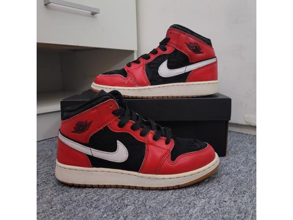 Nike Jordan 1 Mid SE Christmas