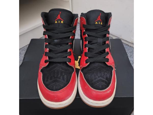 Nike Jordan 1 Mid SE Christmas