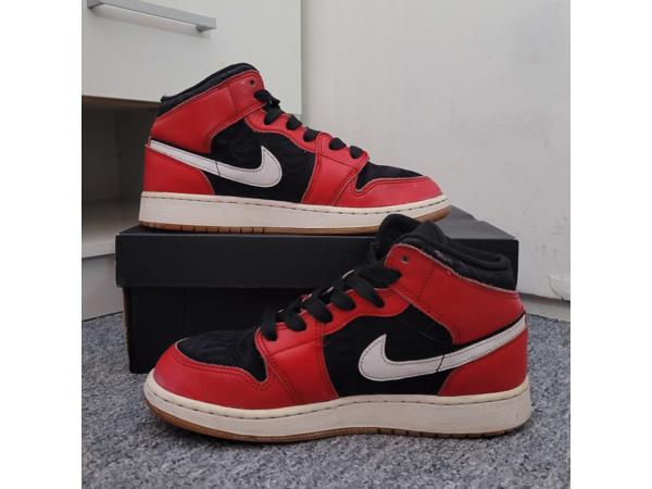 Nike Jordan 1 Mid SE Christmas
