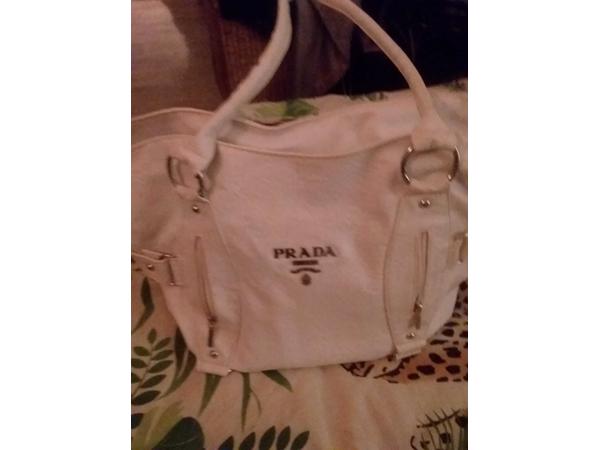 Hoy ik heb twee verschillende prada tassen on te verkopen