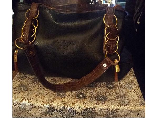 Hoy ik heb twee verschillende prada tassen on te verkopen