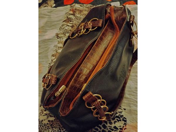 Hoy ik heb twee verschillende prada tassen on te verkopen