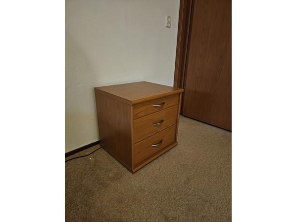 Nachtkastje met 3 lades