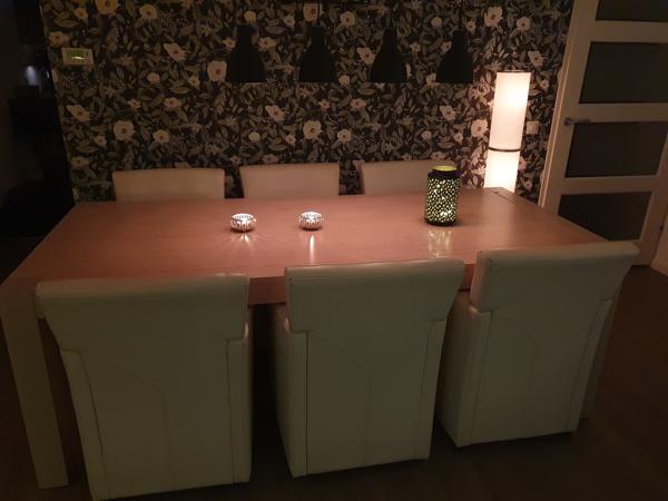 Grote eettafel met leren stoelen