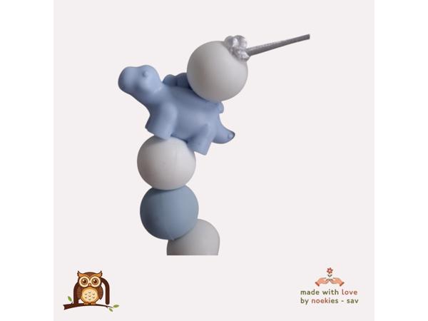 nr 11 noekies naam speenkoord dino lichtblauw wit