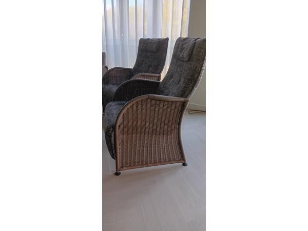 4 fauteuils (2 hoge en 2 lage rug, + glazen salontafel