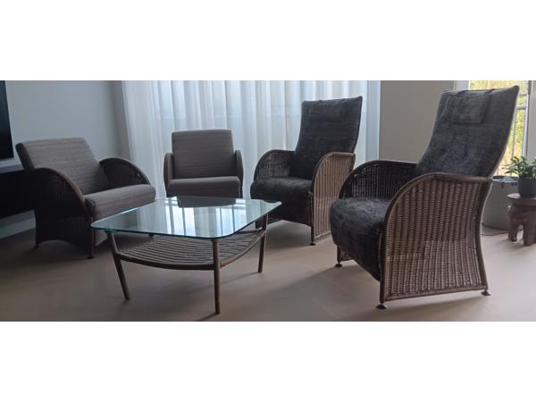 4 fauteuils (2 hoge en 2 lage rug, + glazen salontafel
