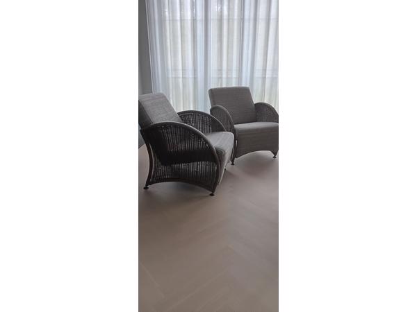 4 fauteuils (2 hoge en 2 lage rug, + glazen salontafel