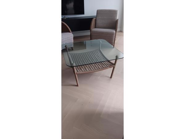 4 fauteuils (2 hoge en 2 lage rug, + glazen salontafel