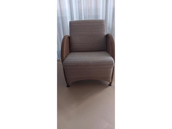 4 fauteuils (2 hoge en 2 lage rug, + glazen salontafel
