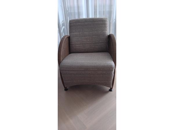 4 fauteuils (2 hoge en 2 lage rug, + glazen salontafel