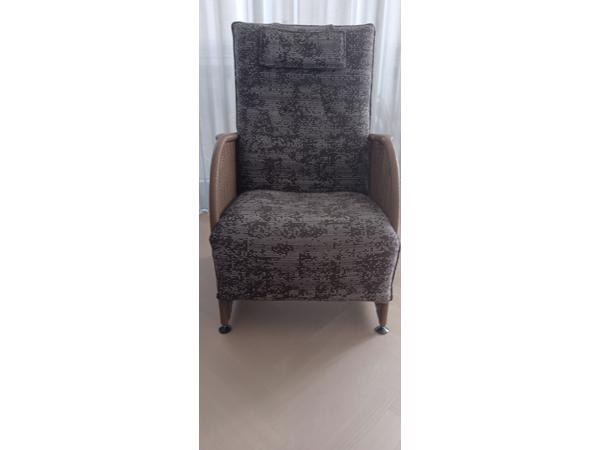 4 fauteuils (2 hoge en 2 lage rug, + glazen salontafel