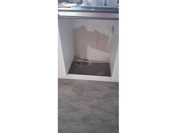 Gez keukendeurmet 2 planken en 1 deur  lengte57 wit breedte 60 cm voor spullen Nooddorp/Den-Haag + 1 deur afm 59L-br 45 met scharnieren