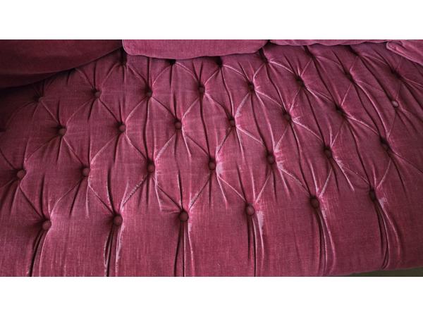 Luxe bordeauxrode Chesterfield bank van velvet