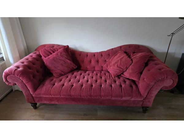 Luxe bordeauxrode Chesterfield bank van velvet