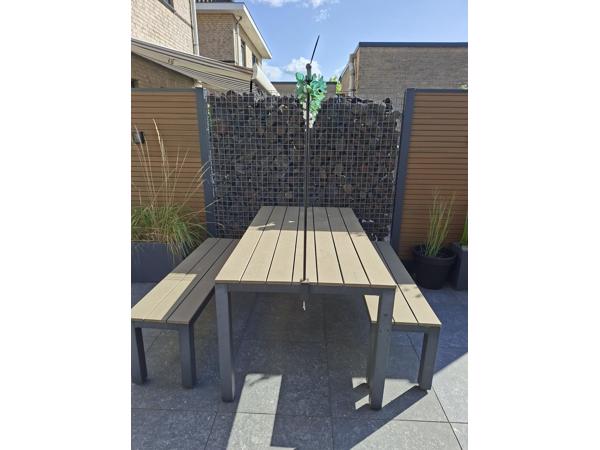 Tuintafel met 2 bankjes