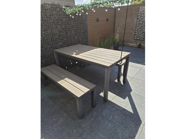 Tuintafel met 2 bankjes