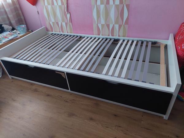 Eenpersoons bed met lades
