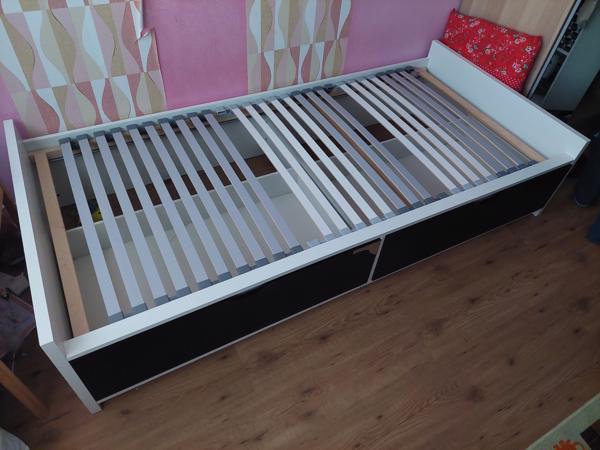Eenpersoons bed met lades