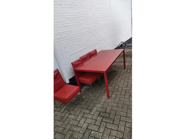 Rode tafel met 4 rode stoelen