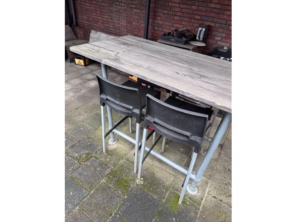 Buiten hoge tafel met stoelen