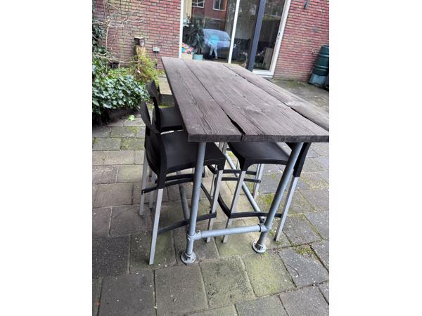Buiten hoge tafel met stoelen