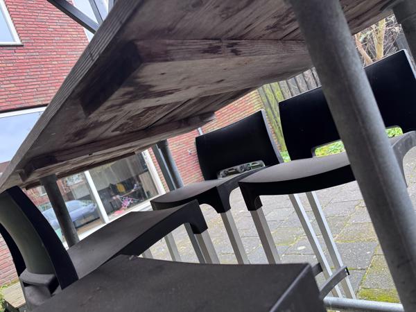 Buiten hoge tafel met stoelen