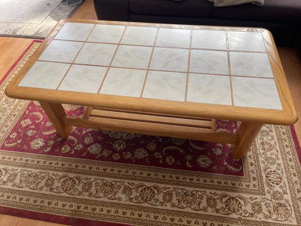 Houten salontafel met tegels.