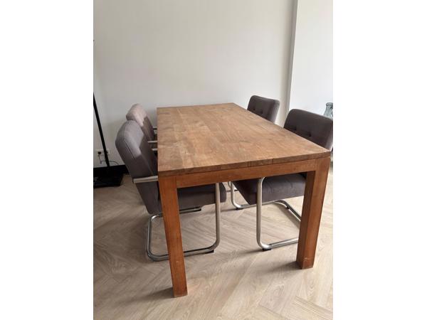 Houten eettafel