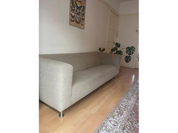 Bijenkorf bank beige stof zilveren poten