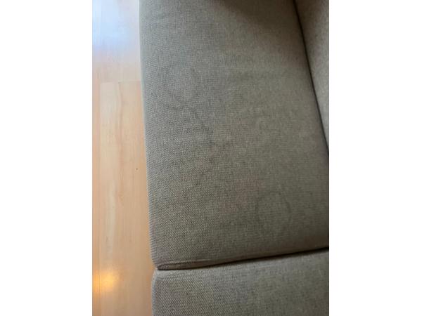 Bijenkorf bank beige stof zilveren poten