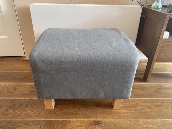 Grijze poef van Ikea (Klippan)
