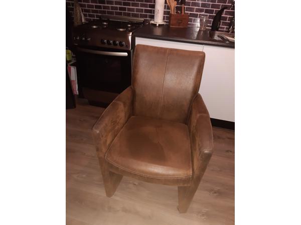 4 x eetkamer stoelen. Zien er nog prima uit.