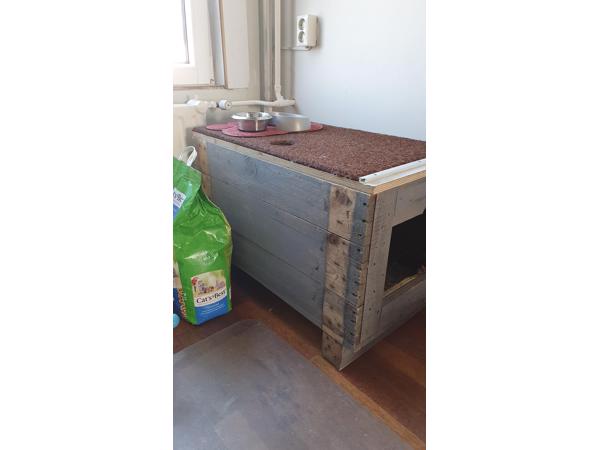 Zelfgemaakte kattenbox incl. kattenbak en schepjes