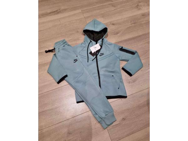 nike tech pakken in diverse kleuren