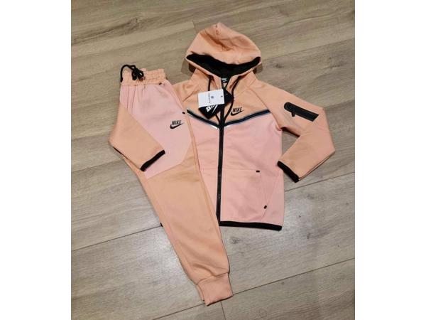 nike tech pakken in diverse kleuren