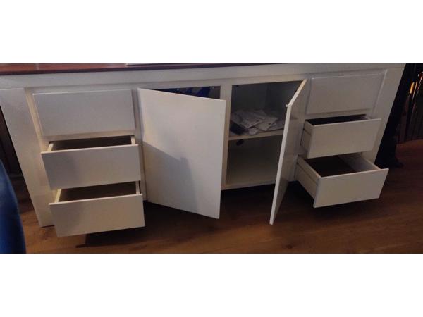 Dressoir twee deuren en zes laden.