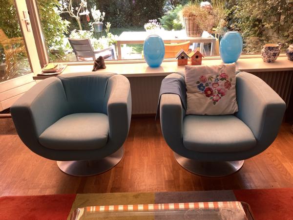 2 blauwe draaistoelen
